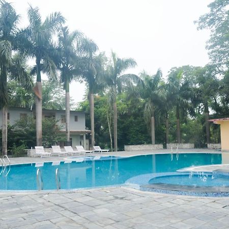Chitwan Paradise Hotel Саураха Экстерьер фото