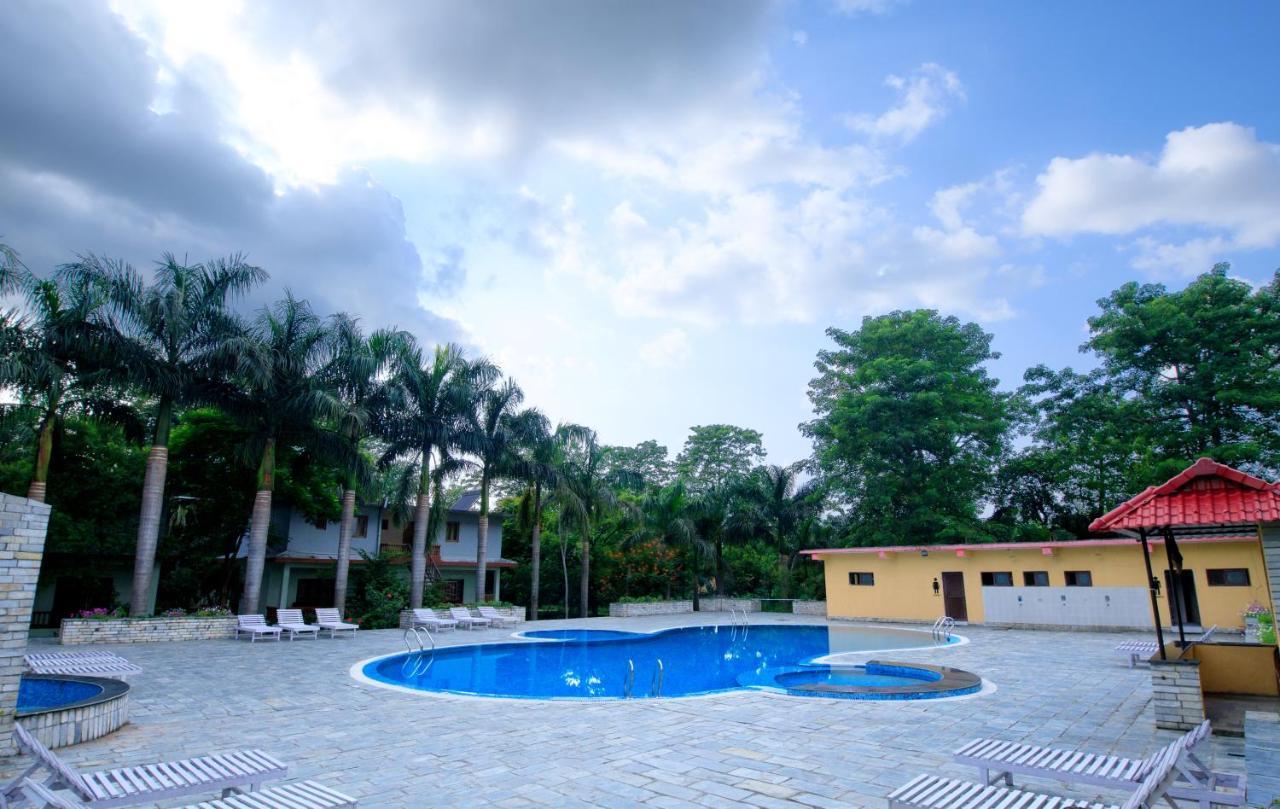 Chitwan Paradise Hotel Саураха Экстерьер фото