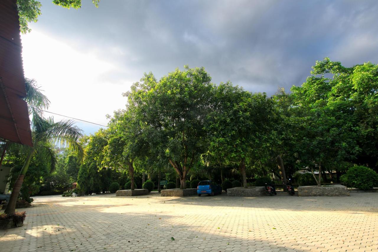 Chitwan Paradise Hotel Саураха Экстерьер фото