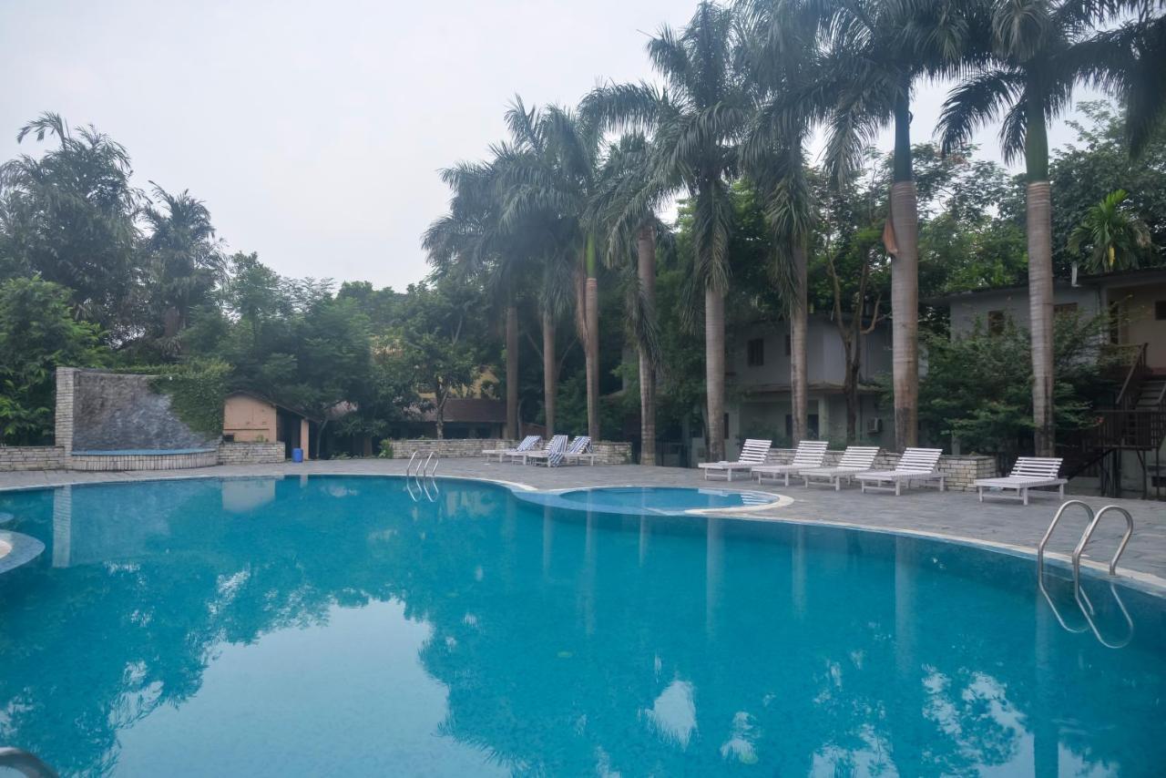 Chitwan Paradise Hotel Саураха Экстерьер фото