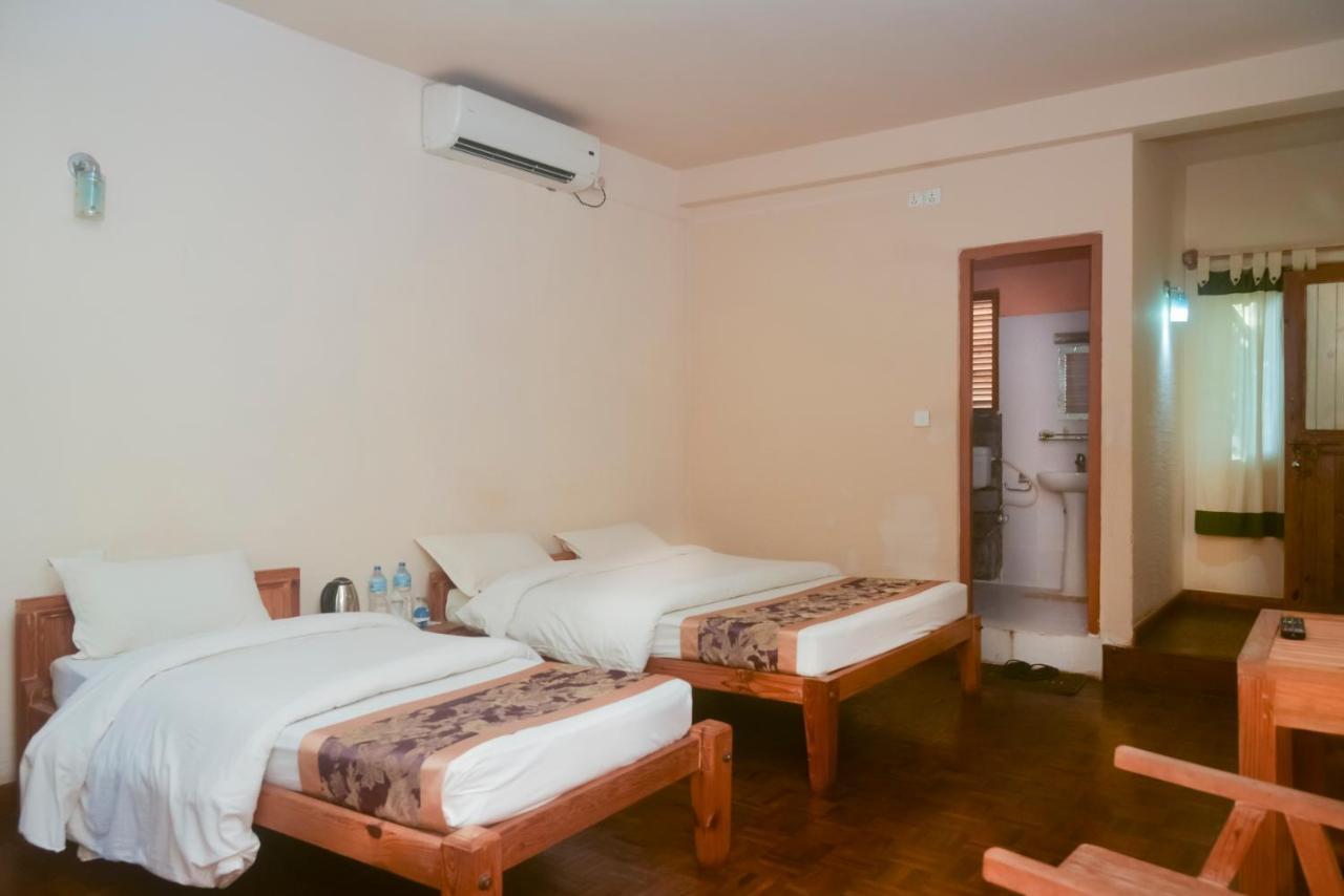 Chitwan Paradise Hotel Саураха Экстерьер фото
