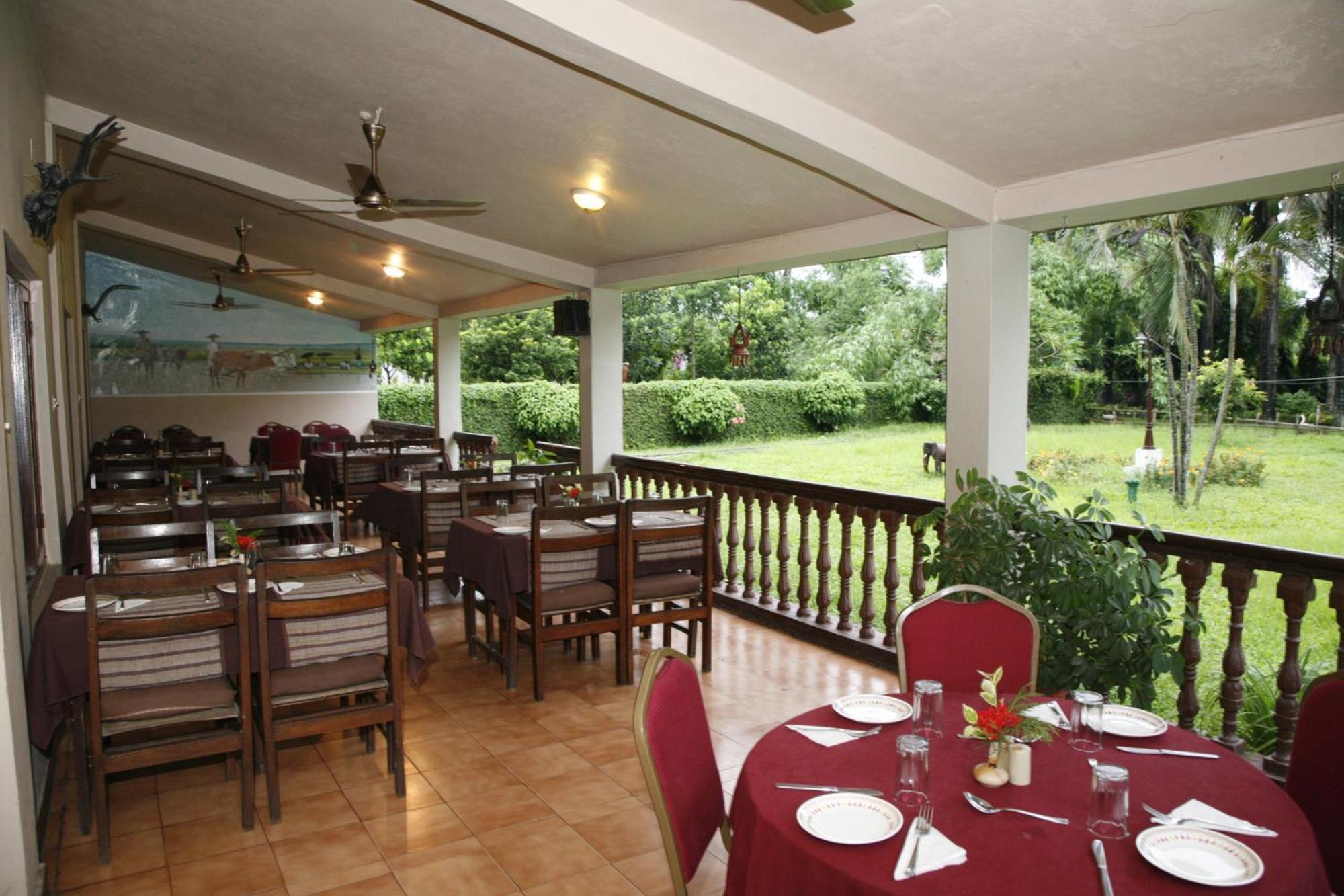 Chitwan Paradise Hotel Саураха Экстерьер фото