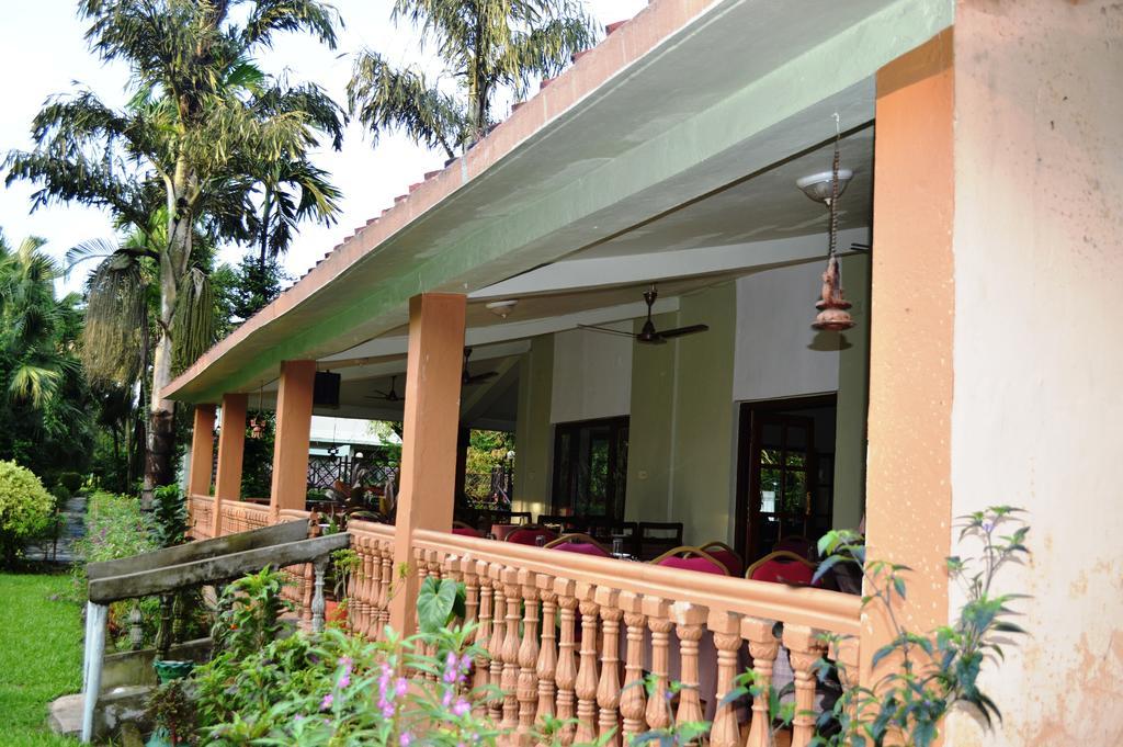 Chitwan Paradise Hotel Саураха Экстерьер фото