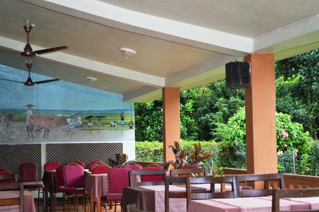 Chitwan Paradise Hotel Саураха Экстерьер фото