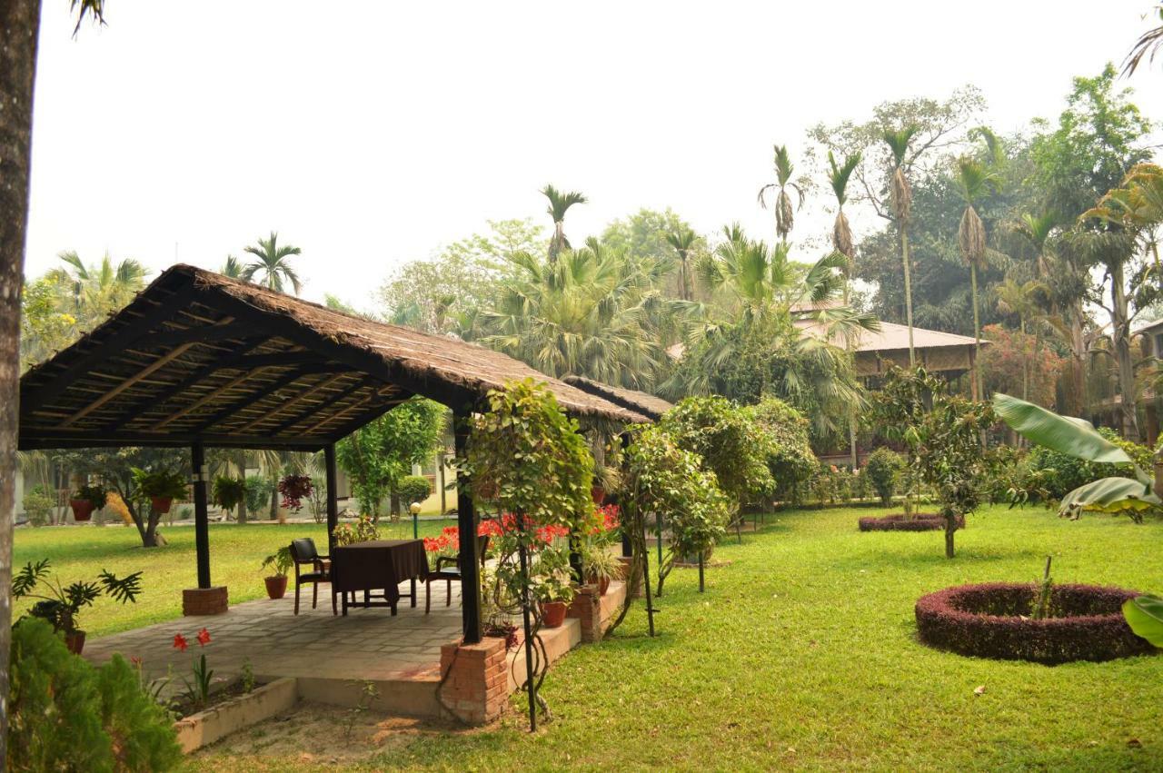 Chitwan Paradise Hotel Саураха Экстерьер фото