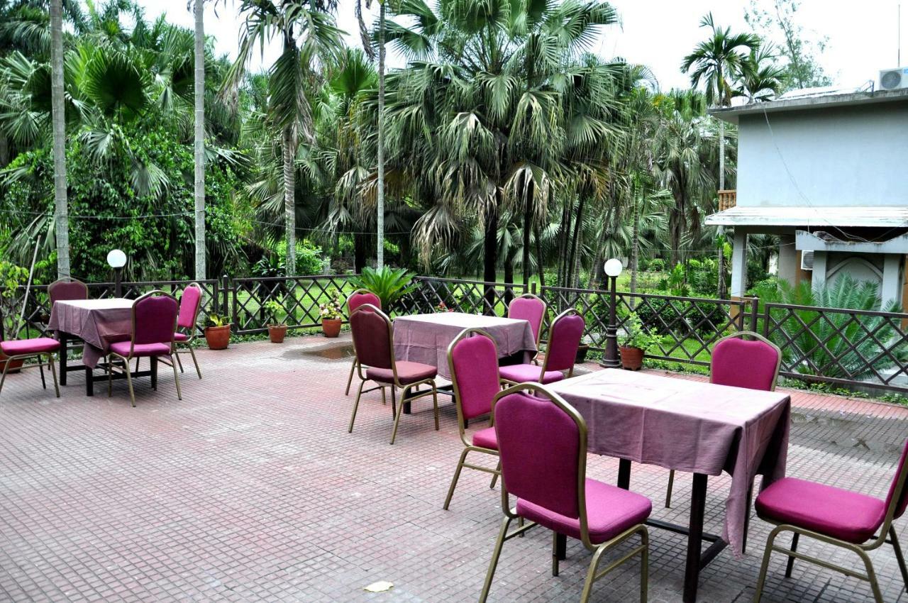 Chitwan Paradise Hotel Саураха Экстерьер фото