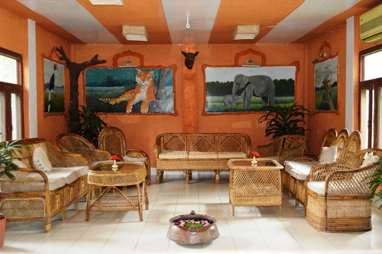 Chitwan Paradise Hotel Саураха Экстерьер фото