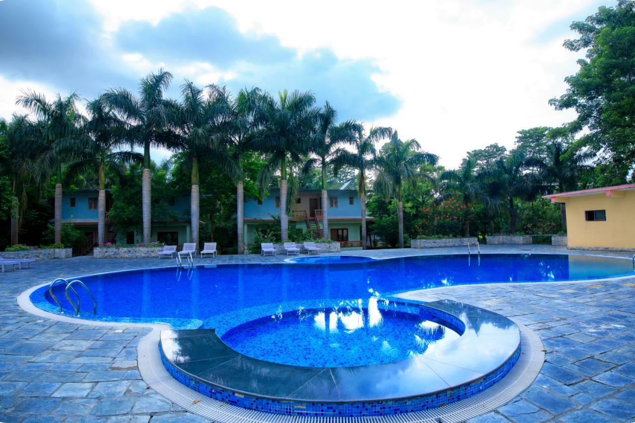 Chitwan Paradise Hotel Саураха Экстерьер фото