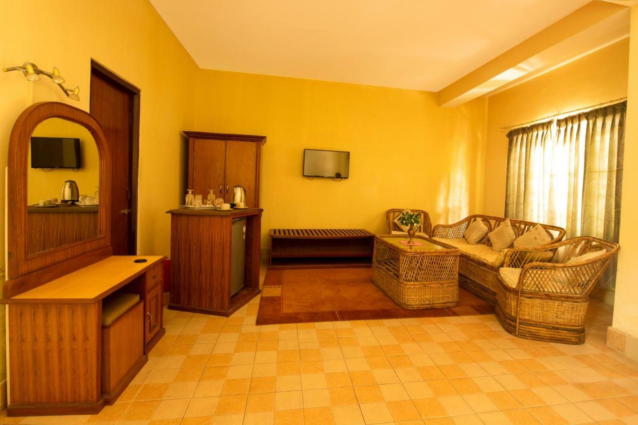 Chitwan Paradise Hotel Саураха Экстерьер фото
