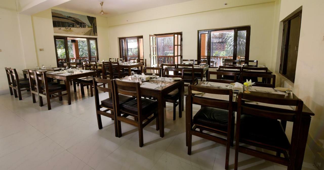 Chitwan Paradise Hotel Саураха Экстерьер фото